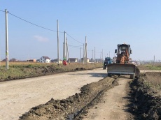 Продолжаются работы по грейдированию дорог в посёлке Южном.