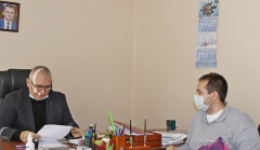 Сегодня глава поселения Александр Уманов провел прием граждан по личным вопросам по предварительной записи в соответствии с утверждённым графиком. 