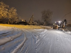 В поселке продолжается уборка снега