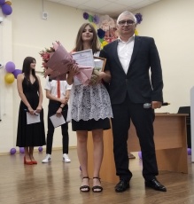 Позади незабываемые школьные годы, впереди - целая жизнь. 