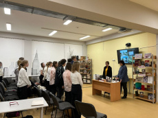 Библиотекари МБУ «КДЦ ЮКСП» Е.Ю. Горбунова  и Н.В. Духовникова провели урок мужества" Блокадной вечности страницы".