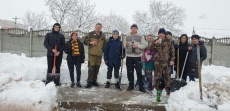 Жители приняли активное участие в уборке снега!