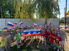 В рамках празднования Дня Государственного флага Российской Федерации в МАДОУ 17 проведены мероприятия, направленные на ознакомление детей с государственными символами России