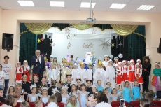 В преддверии Нового года маленькие артисты поселкового Дома культуры подарили сказку детям и их родителям. 