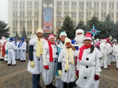 Около 300 новогодних героев прошли по главной улице Краснодара