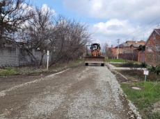 Продолжаются работы по грейдированию дорог поселка Южный