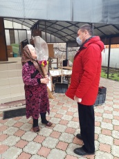 С наступающим Международным женским Днем 8 марта поздравили на дому женщин-ветеранов