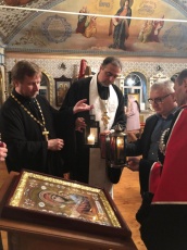 В храм Преображения Господня пос. Южный из Иерусалима прибыла частица благодатного огня.