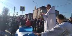 В Южном в храме Преображения Господня провели литургию и крестный ход в честь Крещения