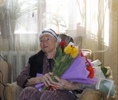 Сегодня свой 101-й день рождения отмечает старейший житель нашего поселка ветеран Великой Отечественной войны, фронтовик Малык Раиса Кузьминична.