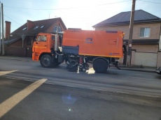 В Южном приступили к механизированному подметанию проезжей части 