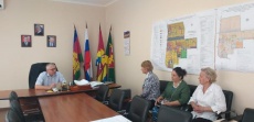 Сегодня глава поселения Александр Уманов провел прием граждан по личным вопросам по предварительной записи в соответствии с утверждённым графиком.