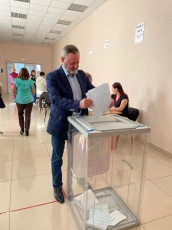 Депутат районного Совета Александр Мамонов проголосовал на УИК 12-41