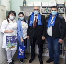 Депутаты передали медикам медицинские приборы и средства индивидуальной защиты