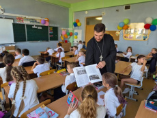 Настоятель храма Преображения Господня посёлка Южного, священник Давид Кочаров, посетил МАОУ СОШ № 15 имени Героя Советского Союза Виктора Ивановича Гражданкина