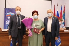 Руководителю ТОС вручен Памятный знак